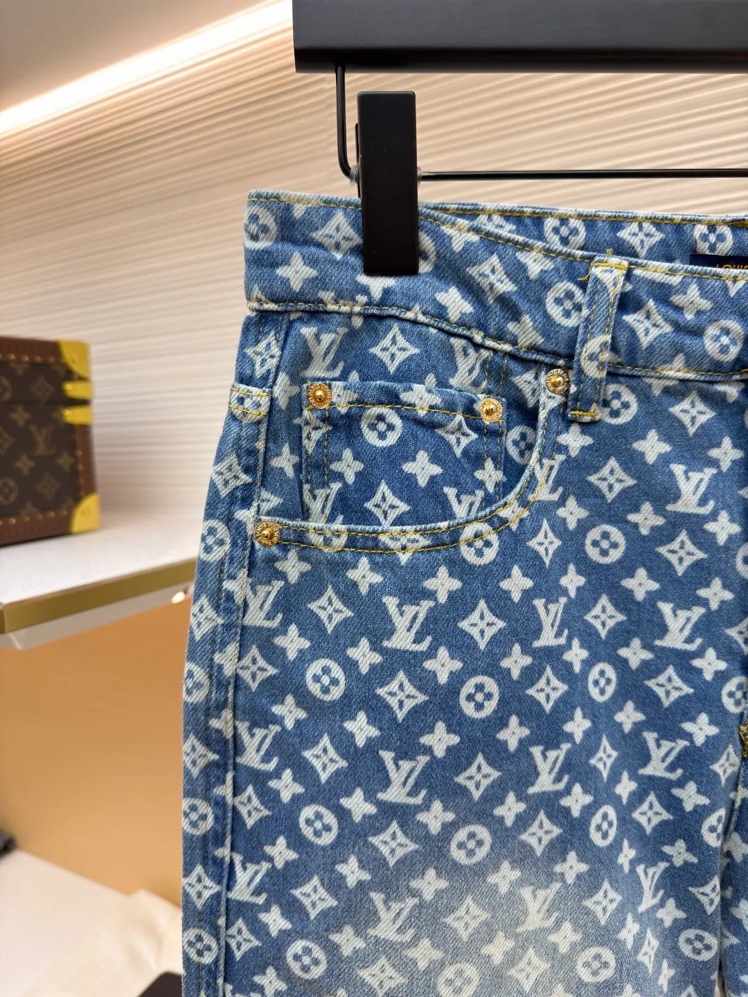 LOUIS VUITTON full-print flare jeans ●Original version: Purchased and developed for 19100 ●Item number: 1681925-B45 ●Fabric: denim fabric ●Technology: washed production ●Version: fitted version ●Weight: about 625 grams ●Size: 28-30-32-34-36 ●Description: Customized blue shadow encrypted cotton classic pattern denim, as moist as cotton, comfortable and skin-friendly, indigo elegance With a retro charm and modern fashion sense, the iconic Monogram pattern is laid out on it. Every part tells the glorious history and fashion heritage of Louis Vuitton, and its leisurely flared silhouette is the soul of these pants. It exudes a sense of high-end from the inside out. It is a stunning piece in the fashion feast. The overall wiring is straight and delicate, the fabric is comfortable and soft, and the color is consistent without color difference. It can be matched with the same style to create a fashionable look and control various occasions. Customized accessories, complete with three standards, same style for men and women!